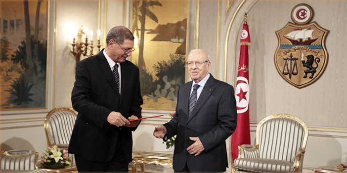  الرئيس التونسي السبسي خلال استقباله وتكليفه أمس لـ(الصيد) - رويترز