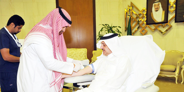 الأمير سعود بن نايف يتبرع بالدم