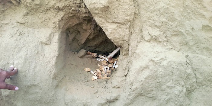  آثار رفات العظام داخل الموقع