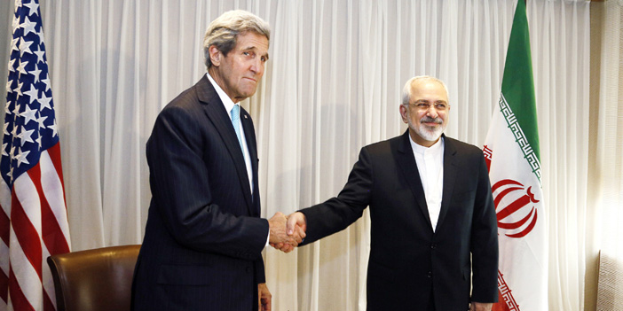  يَتصافحُ وزيرُ الخارجية الإيرانيُ محمد ظريف مع وزير الخارجية الأمريكيةِ جون كيري في جنيف