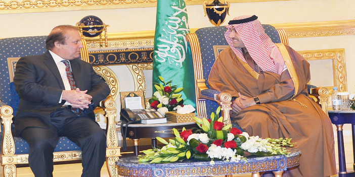 الأمير تركي بن عبدالله تقدم مستقبلي نواز شريف لدى وصوله إلى الرياض 