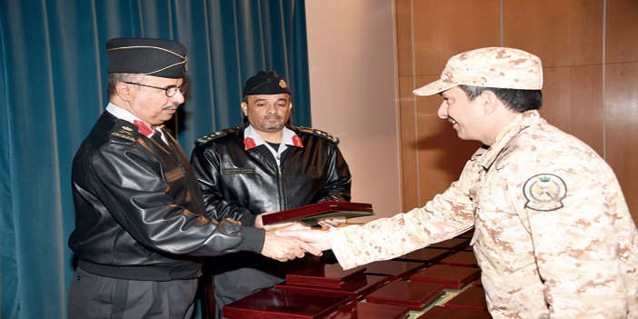 مدرسة سلاح الإشارة بوزارة الحرس الوطني تحتفل بتخريج عدد من الدورات التخصصية 