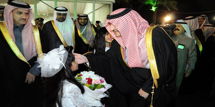  الأمير سعود بن نايف يتلقى الورود خلال افتتاحه المهرجان