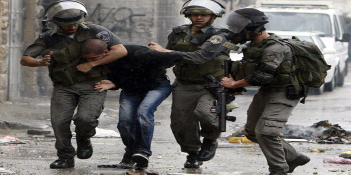  قوات من جيش الاحتلال تعتقل شابًا فلسطينيًا في الضفة