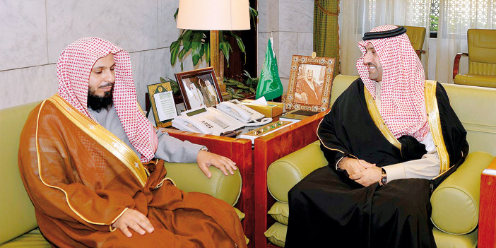  الأمير تركي بن عبدالله خلال استقباله إمام وخطيب المسجد الحرام آل طالب