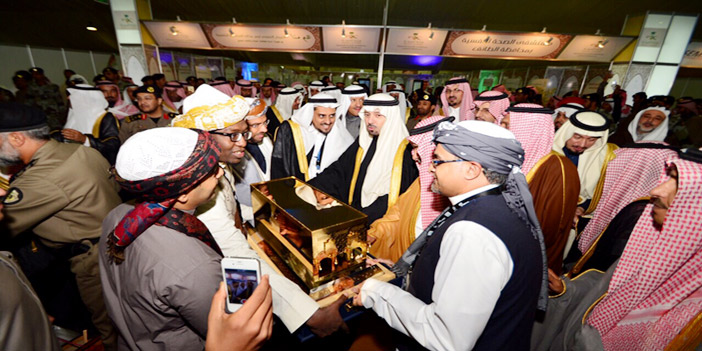  أمير منطقة مكة المكرمة يتفقد جناح الأمانة أثناء افتتاحه سوق عكاظ