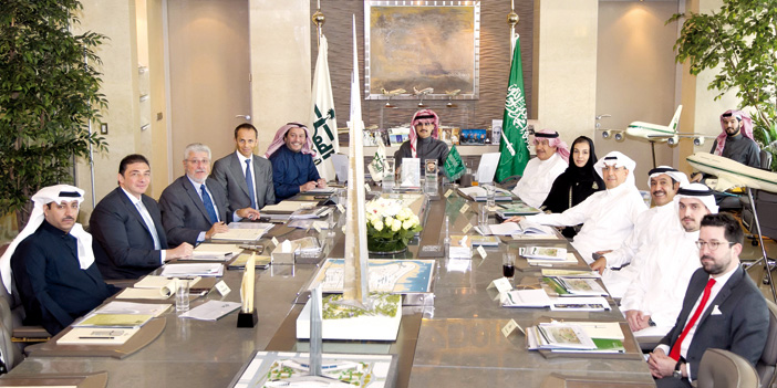 الأمير الوليد خلال ترؤسه اجتماعا لمجلس إدارة الشركة
