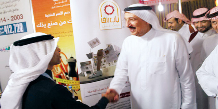  الأمير محمد بن ناصر خلال زيارته لجناح باب رزق جميل