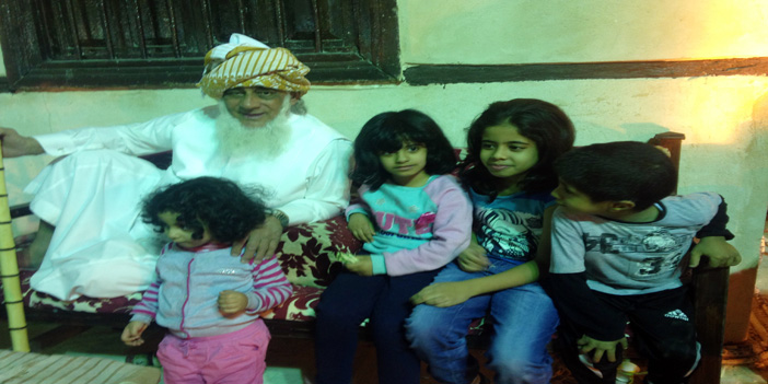  العمدة في مركازه مع الأطفال زوار مهرجان جدة