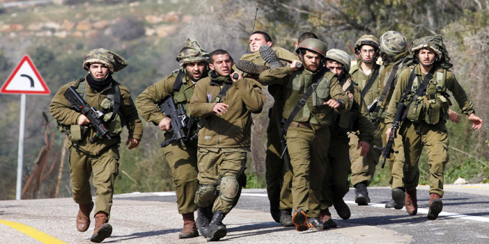  جنود إسرائيليون يحملون رفيقهم مصاب
