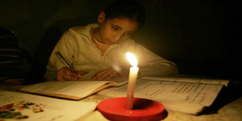  فلسطين بلا كهرباء والأطفال يذاكرون على الشموع