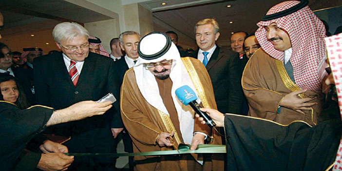  خادم الحرمين الملك عبدالله (يرحمه الله) خلال افتتاح معرض مسابقة السفير في ألمانيا