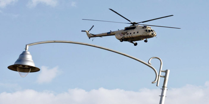  طائرة هليكوبتر تابعة للجيش المصري تحلق فوق سيناء