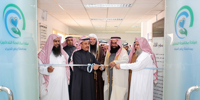  المحافظ ومدير المستشفى مع الشيخ الوابل لافتتاح العيادة