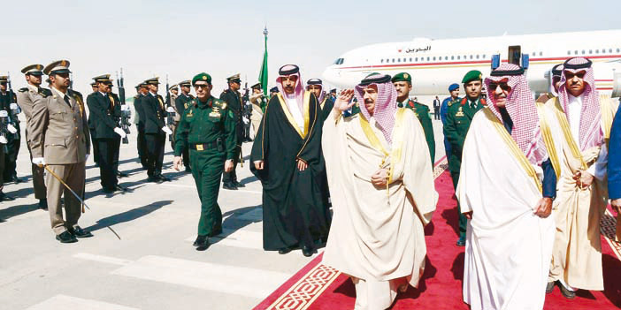 ولي العهد في مقدمة مستقبلي ملك البحرين لدى وصوله الرياض 