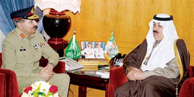 الأمير متعب بن عبدالله يستقبل رئيس هيئة الأركان الباكستاني 