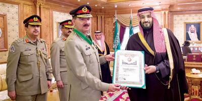 سمو وزير الدفاع يقلد وسام الملك عبدالعزيز لرئيس هيئة الأركان المشتركة الباكستانية 
