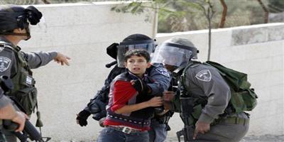 الاحتلال يداهم منزل عائلة فلسطينية ويعتقل أحد أطفالها 