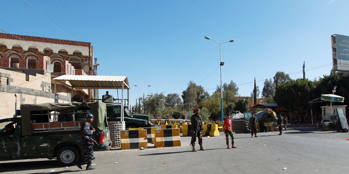  الجنود اليمنيون خارج سفارة الولايات المتّحدةِ بعد يوم واحد من إغلاقها