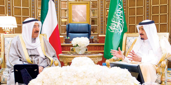  خادم الحرمين خلال جلسة مباحثاته مع أمير الكويت في الرياض أمس