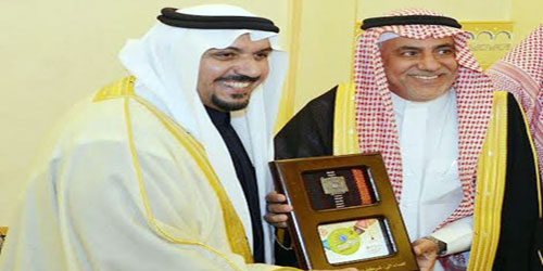  د. محمد الراجحي يتسلم تكريم الوطنية من يدي أمير القصيم
