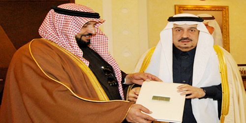  الأمير فيصل بن بندر خلال استقباله رئيس تحرير مجلة «مناسبات»