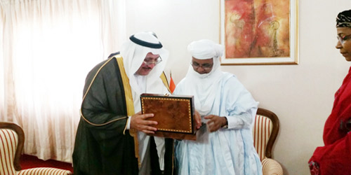  السفير العلي يقدم هدية تذكارية لرئيس وزراء النيجر