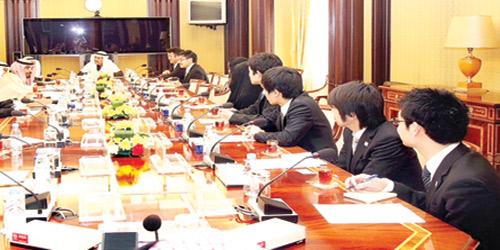  د. القرشي خلال اجتماعه بالوفد الدبلوماسي الياباني