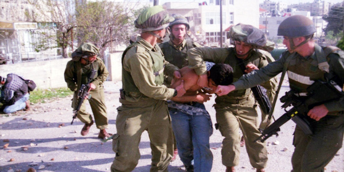  جنود الاحتلال يعتقلون الأطفال الفلسطينيين