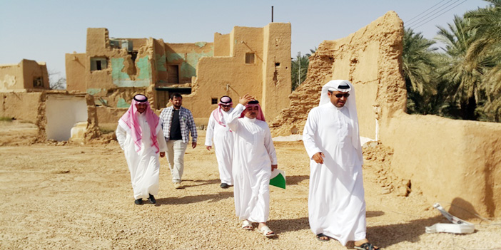 لجنة هيئة السياحة ورئيس بلدية حريملاء أثناء الجولة