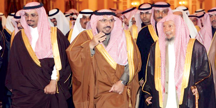  الأمير فيصل بن مشعل يحيي حضور الحفل عند دخوله قاعة الاحتفال
