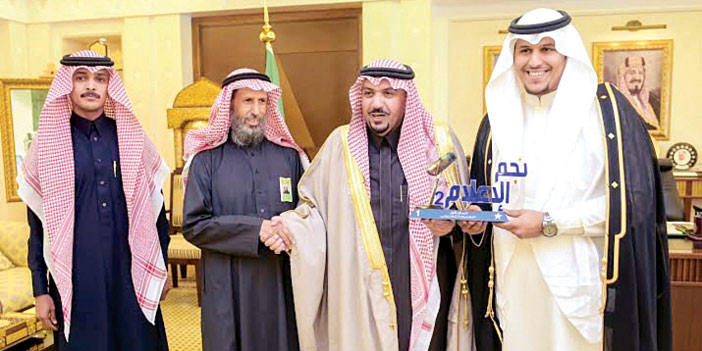  أمير القصيم يستقبل عبد الله علي الرشودي الفائز بجائزة نجم الإعلام‎