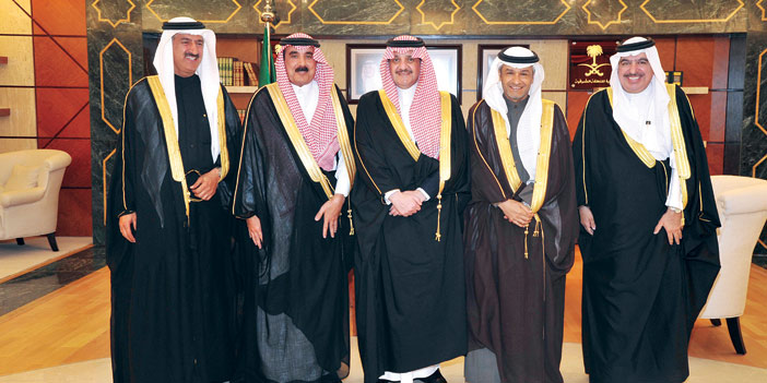  الأمير سعود بن نايف مع مدير المؤسسة العامة للجسر وعدد من منسوبيها