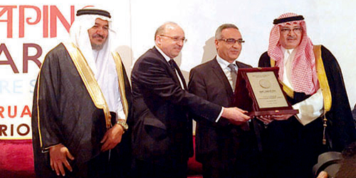  الأمير فيصل بن عبدالله يتسلَّم الجائزة