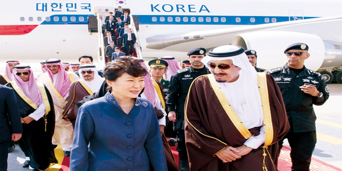 خادم الحرمين في مقدمة مستقبلي رئيسة جمهورية كوريا لدى وصولها الرياض 
