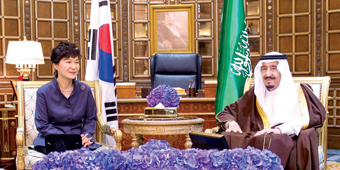  خادم الحرمين خلال جلسة مباحثاته مع رئيسة جمهورية كوريا