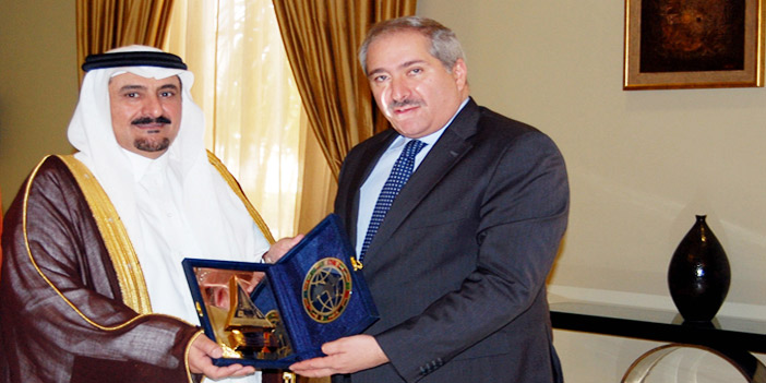  وزير الخارجية الأردني مكرما الدكتور جمعان بن رقوش