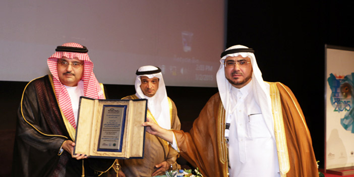  الأمير عبدالعزيز بن أحمد مكرماً الدكتور الطويرقي