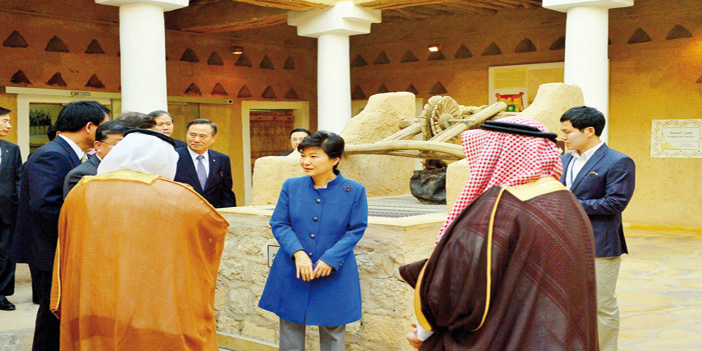 رئيسة جمهورية كوريا تزور المتحف الوطني وقصر المصمك 
