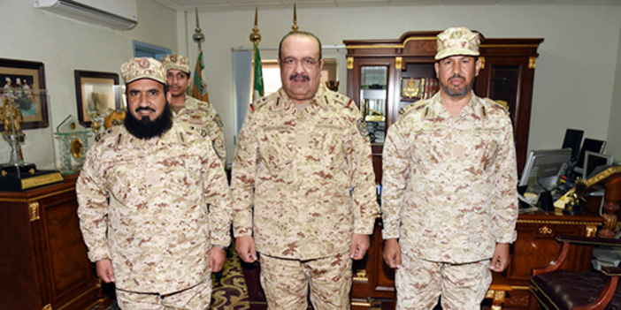 قائد لواء الأمير تركي بن عبدالعزيز الأول الآلي يقلّد عدداً من الضباط رتبهم الجديدة 