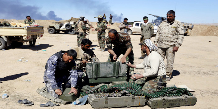  القوات العراقية وأفراد الحشد الشعبي على حدود مدينة تكريت