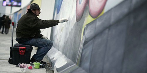 فنان ألماني يقيم ورش عمل لتعليم كبار السن الرسم على الجدران 