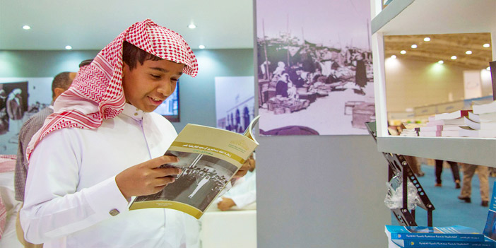 أول كتاب مطبوع في عهد الملك سلمان بين أيدي زوار معرض الرياض للكتاب 
