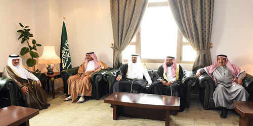  الأمير عبدالرحمن مستقبلاً اليحيى وأعضاء الغرفة
