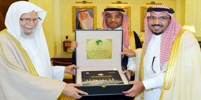  أمير القصيم يتلقى هدية تذكارية من د. التركي