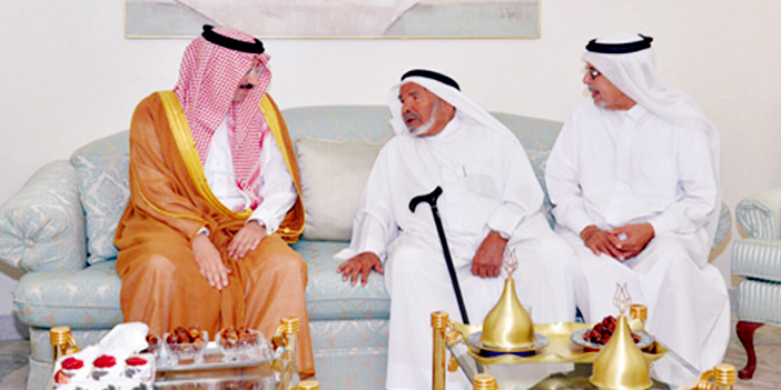  الأمير بدر يقدم العزاء لأسرة العبدالكريم والقهيدان