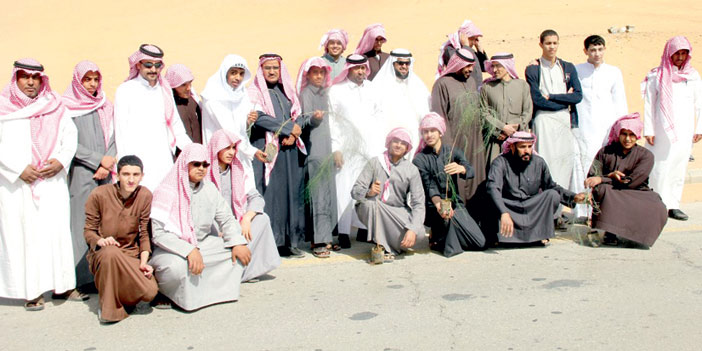 طلاب ثانوية البصر يساهمون في زراعة طريق الملك فهد 