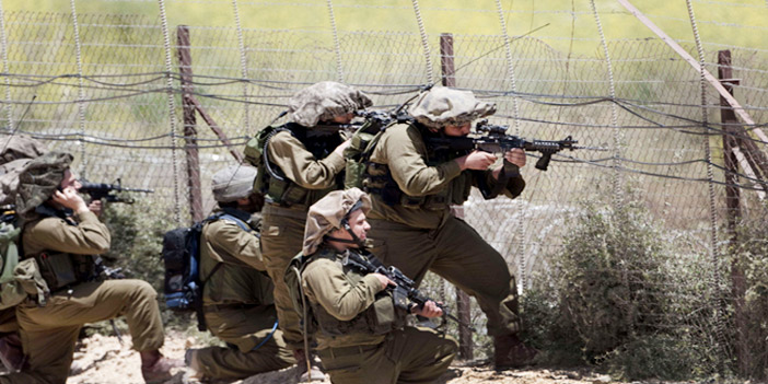  جنود الاحتلال يطلقون النار على المدنيين