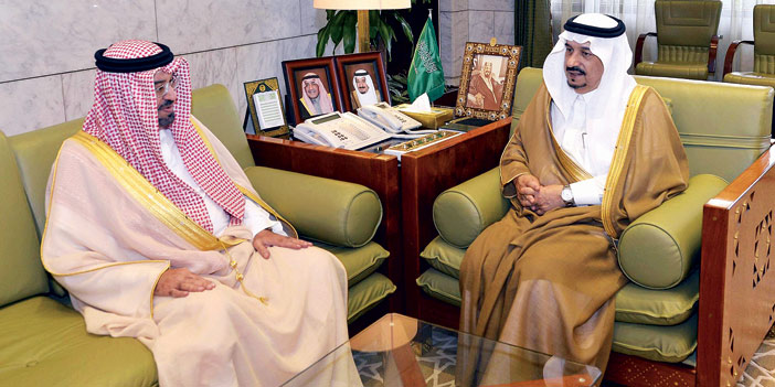  الأمير فيصل بن بندر خلال استقباله السفير البحريني