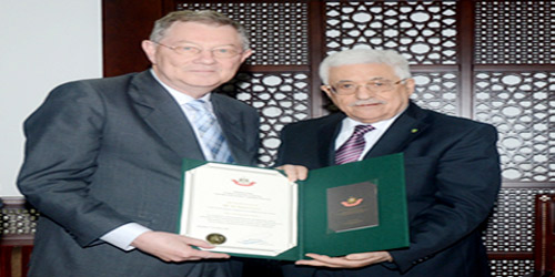  الرئيس عباس يقلّد روبرت سيري وسام نجمة القدس